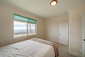 Cozy Chelan Apartment w/ Epic Mountain Views!