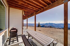 Cozy Chelan Apartment w/ Epic Mountain Views!