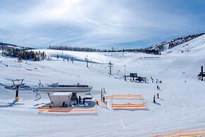 Granby Retreat w/ Community Pool: Ski-in/ski-out!