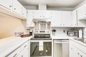 Updated Tallahassee Townhome: 3 Mi to Downtown!