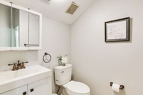 Updated Tallahassee Townhome: 3 Mi to Downtown!