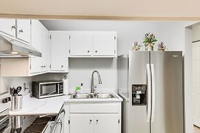 Updated Tallahassee Townhome: 3 Mi to Downtown!