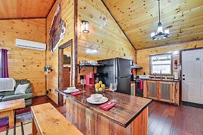 Cabin w/ Expansive Deck ~ 4 Mi to Red River Gorge!