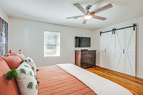 Pet-friendly Tomball Cottage: Steps to Downtown!