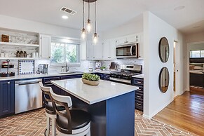 Pet-friendly Tomball Cottage: Steps to Downtown!