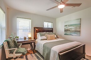 Pet-friendly Tomball Cottage: Steps to Downtown!