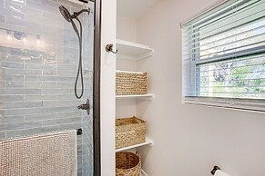 Pet-friendly Tomball Cottage: Steps to Downtown!