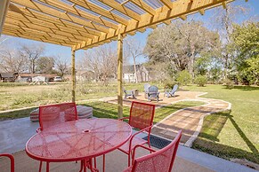 Pet-friendly Tomball Cottage: Steps to Downtown!