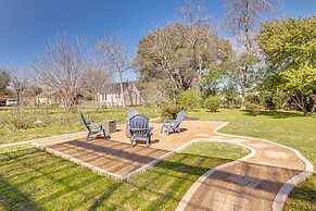 Pet-friendly Tomball Cottage: Steps to Downtown!