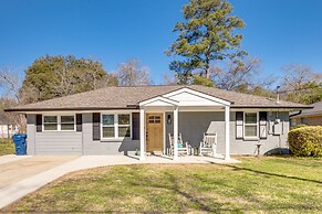 Pet-friendly Tomball Cottage: Steps to Downtown!