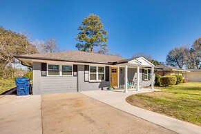 Pet-friendly Tomball Cottage: Steps to Downtown!