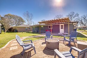 Pet-friendly Tomball Cottage: Steps to Downtown!