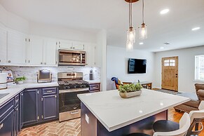Pet-friendly Tomball Cottage: Steps to Downtown!