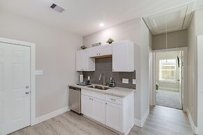 Quiet Houston Home - 9 Mi to Downtown Aquarium!