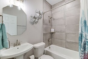 Quiet Houston Home - 9 Mi to Downtown Aquarium!