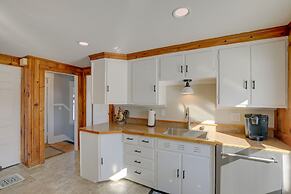 Sunny Newbury Apartment, 6 Mi to Market Square!
