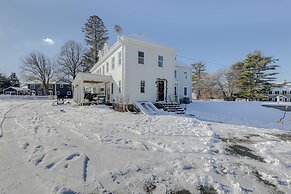 Sunny Newbury Apartment, 6 Mi to Market Square!