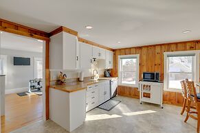 Sunny Newbury Apartment, 6 Mi to Market Square!