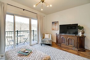 Walkable Lynchburg Condo w/ Private Balcony