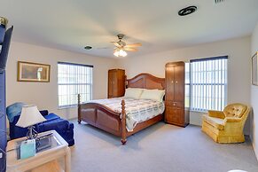 Walk to Lake: Home w/ Screened Porch in Sebring!