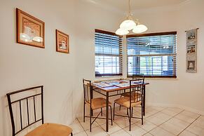 Walk to Lake: Home w/ Screened Porch in Sebring!