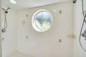 Walk to Lake: Home w/ Screened Porch in Sebring!