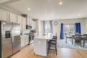 30 Mi to Downtown DC: Charming Dale City Townhome!
