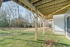 30 Mi to Downtown DC: Charming Dale City Townhome!