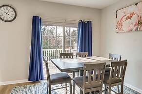 30 Mi to Downtown DC: Charming Dale City Townhome!