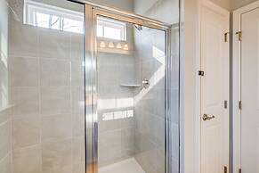 30 Mi to Downtown DC: Charming Dale City Townhome!