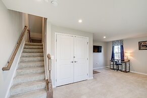 30 Mi to Downtown DC: Charming Dale City Townhome!