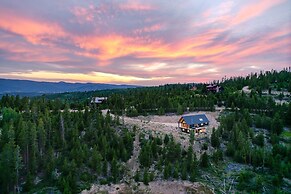 Mountain Vista 3 Bedroom Chalet by RedAwning