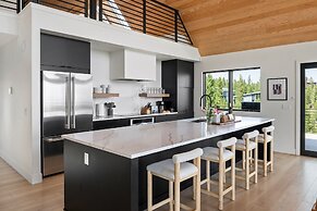 Mountain Vista 3 Bedroom Chalet by RedAwning