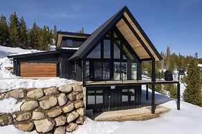 Mountain Vista 3 Bedroom Chalet by RedAwning
