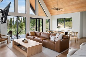Mountain Vista 3 Bedroom Chalet by RedAwning