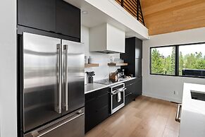 Mountain Vista 3 Bedroom Chalet by RedAwning
