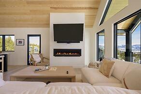 Mountain Vista 3 Bedroom Chalet by RedAwning