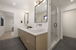 Mountain Vista 3 Bedroom Chalet by RedAwning