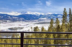 Mountain Vista 3 Bedroom Chalet by RedAwning