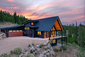 Mountain Vista 3 Bedroom Chalet by RedAwning