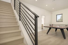 Mountain Vista 3 Bedroom Chalet by RedAwning