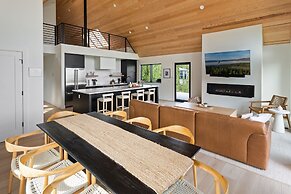 Mountain Vista 3 Bedroom Chalet by RedAwning