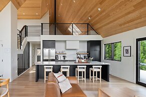 Mountain Vista 3 Bedroom Chalet by RedAwning