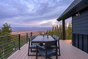 Mountain Vista 3 Bedroom Chalet by RedAwning
