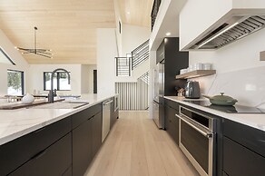 Mountain Vista 3 Bedroom Chalet by RedAwning