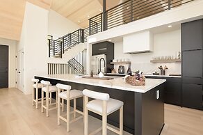 Mountain Vista 3 Bedroom Chalet by RedAwning