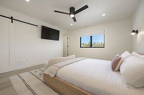 Mountain Vista 3 Bedroom Chalet by RedAwning