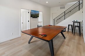 Mountain Vista 3 Bedroom Chalet by RedAwning