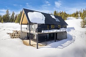 Mountain Vista 3 Bedroom Chalet by RedAwning