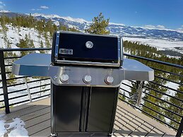 Mountain Vista 3 Bedroom Chalet by RedAwning